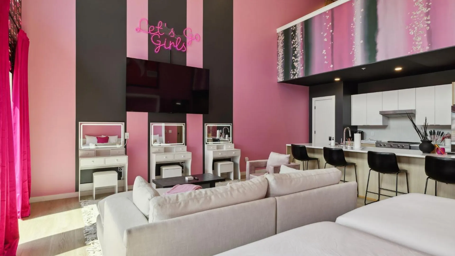 Broadway Girls In Downtown Nash, Walk To Broadway, Pool And Gym Apartment Nashville