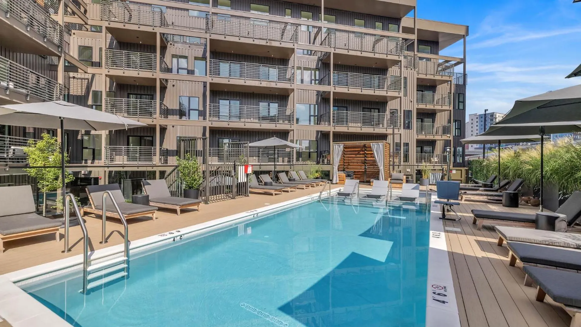 Broadway Girls In Downtown Nash, Walk To Broadway, Pool And Gym Apartment Nashville