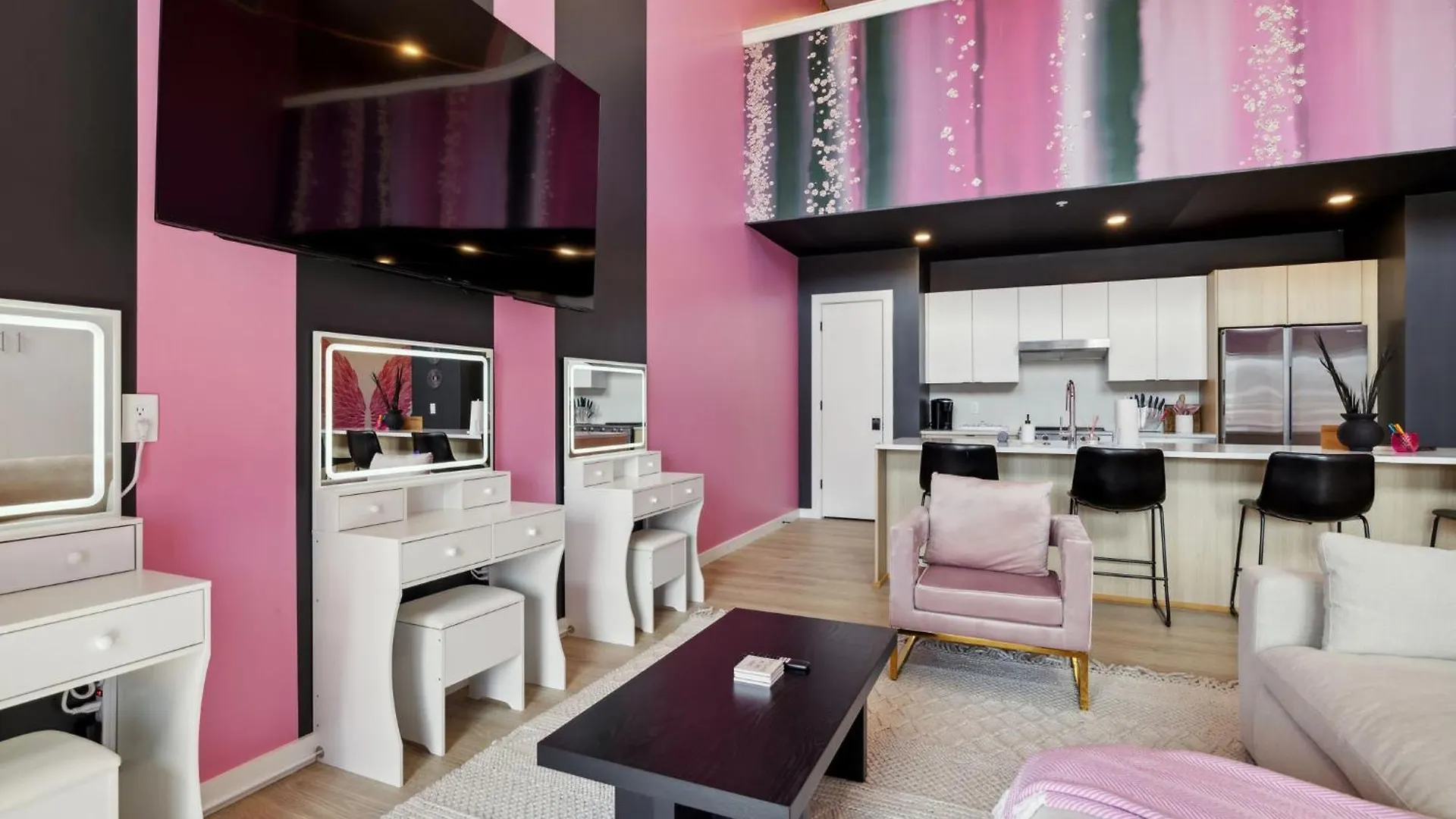 Broadway Girls In Downtown Nash, Walk To Broadway, Pool And Gym Apartment Nashville