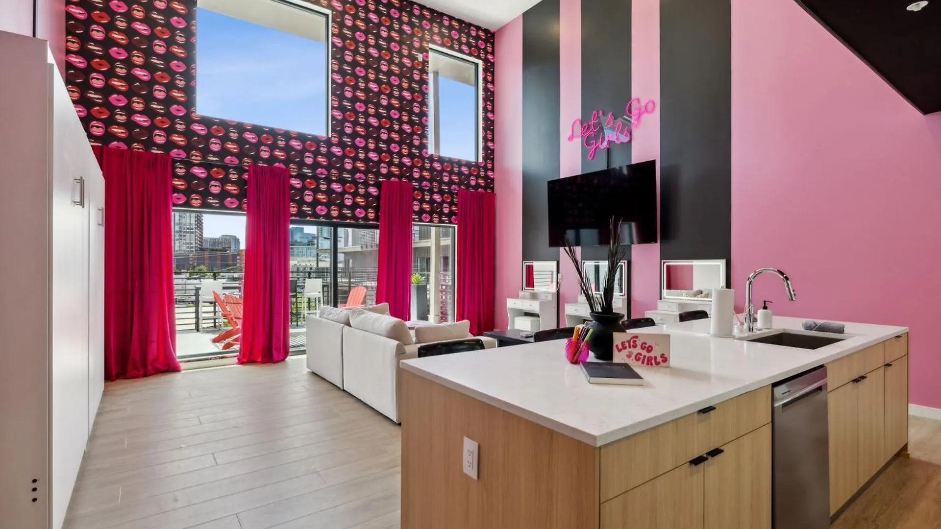 Broadway Girls In Downtown Nash, Walk To Broadway, Pool And Gym Apartment Nashville