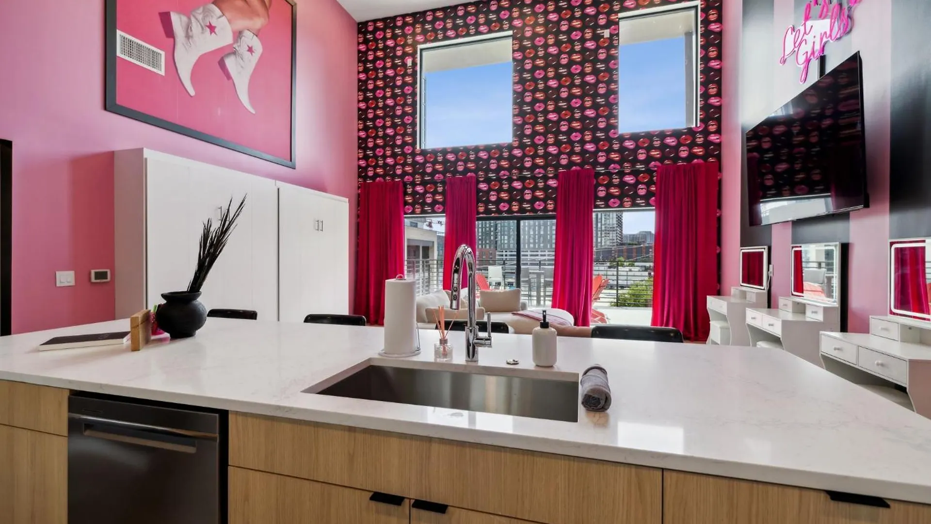 Broadway Girls In Downtown Nash, Walk To Broadway, Pool And Gym Apartment Nashville